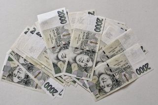 Seniorka přišla o 4,5 milionu korun. Obálky s penězi předávala osobně falešným kurýrům